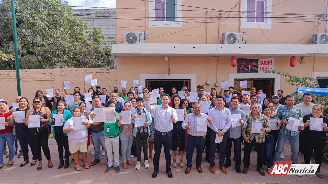 Héctor Santana y trabajadores del Ayuntamiento de Bahía de Banderas cumplen con el pago del predial