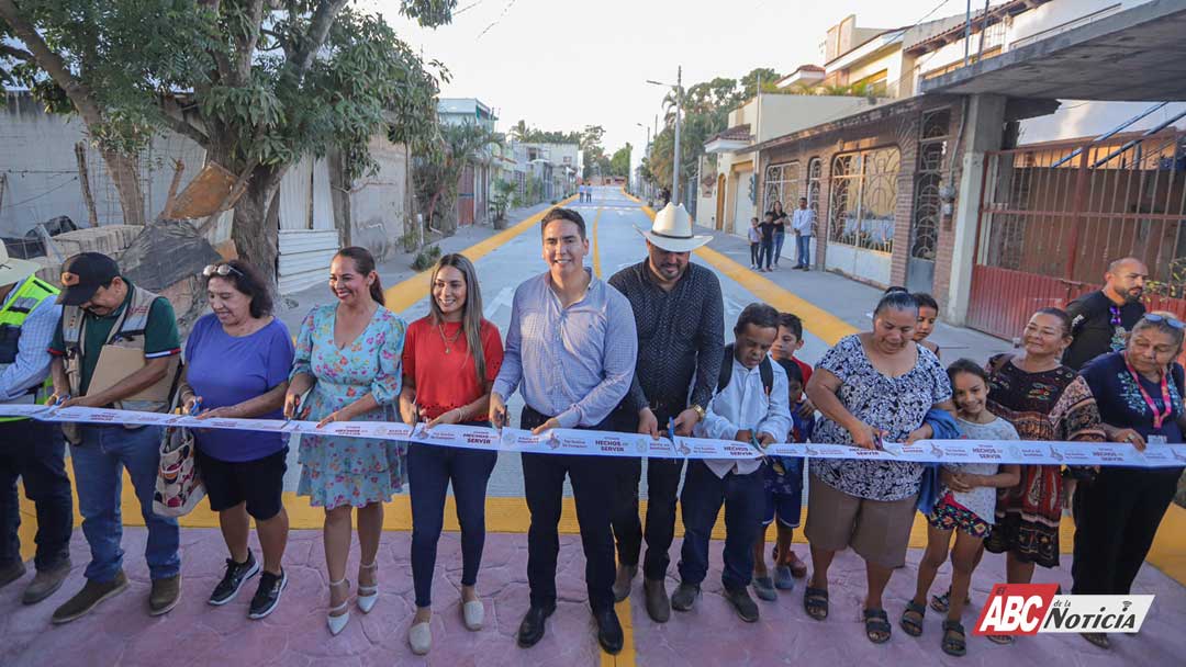 Inaugura Héctor Santana la calle Leopoldo Saldaña en Bucerías