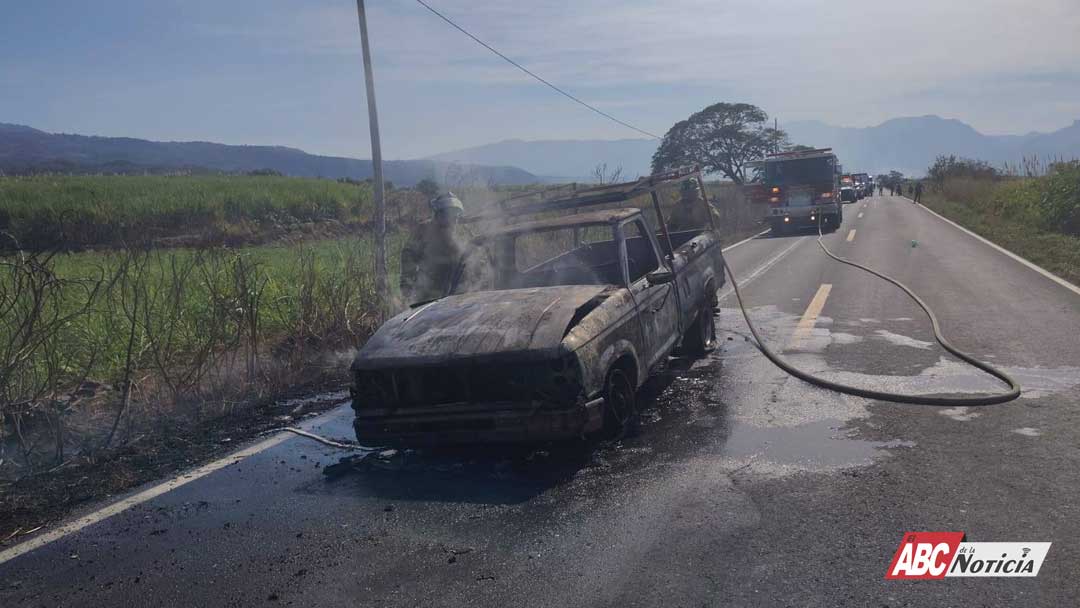 SSPC sofoca incendio de vehículo en Ahuacatlán