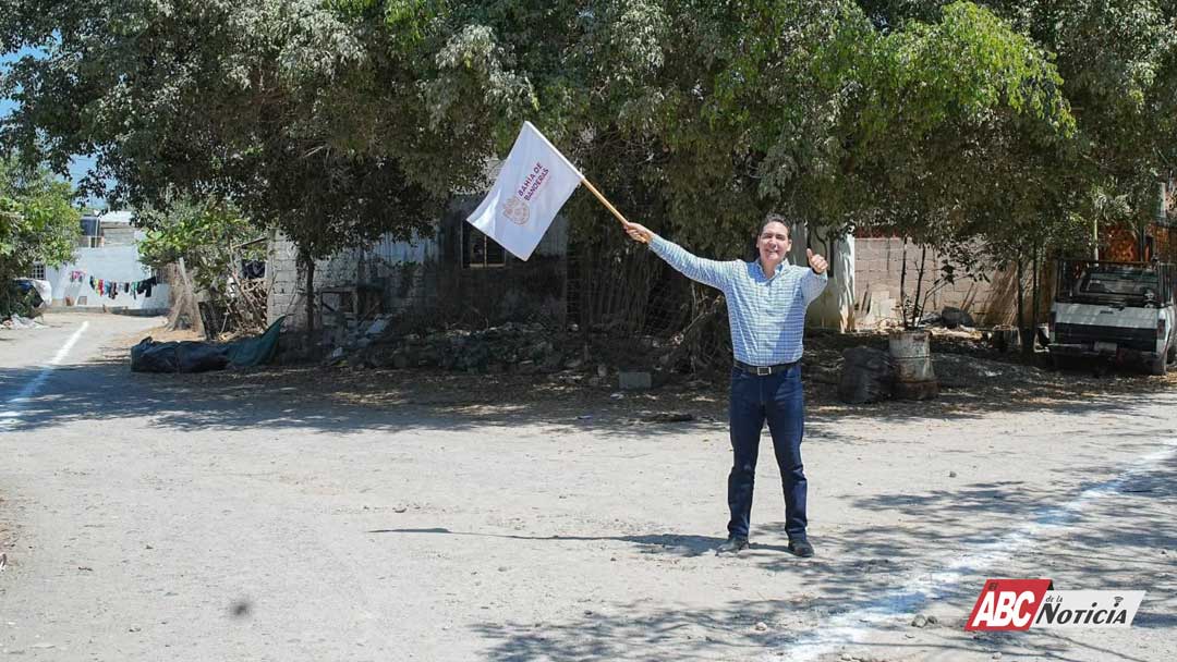 Héctor Santana arranca obra de la calle de ingreso al Fraccionamiento Las Conchas