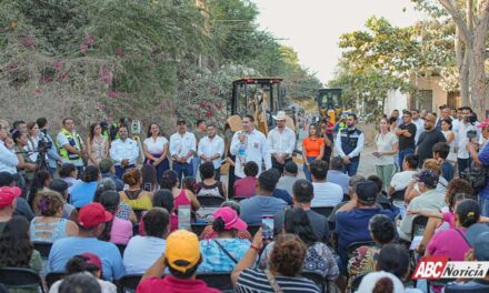 Héctor Santana arrancó obra de pavimentación en la calle Reforma de San Vicente
