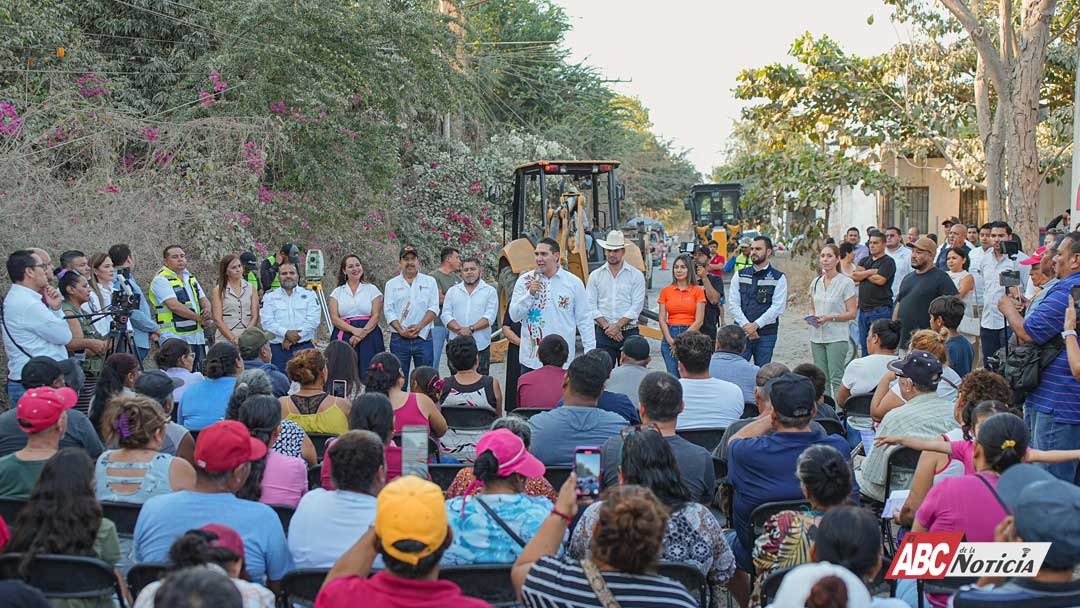 Héctor Santana arrancó obra de pavimentación en la calle Reforma de San Vicente