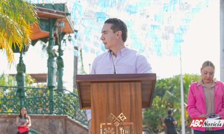 Héctor Santana conmemora el Día de la Bandera con ceremonia cívica