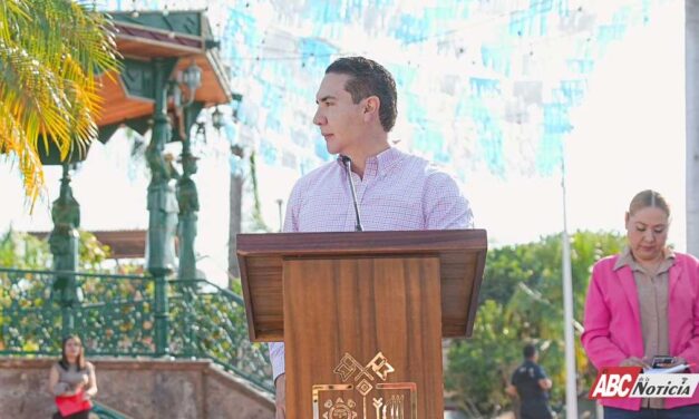 Héctor Santana conmemora el Día de la Bandera con ceremonia cívica