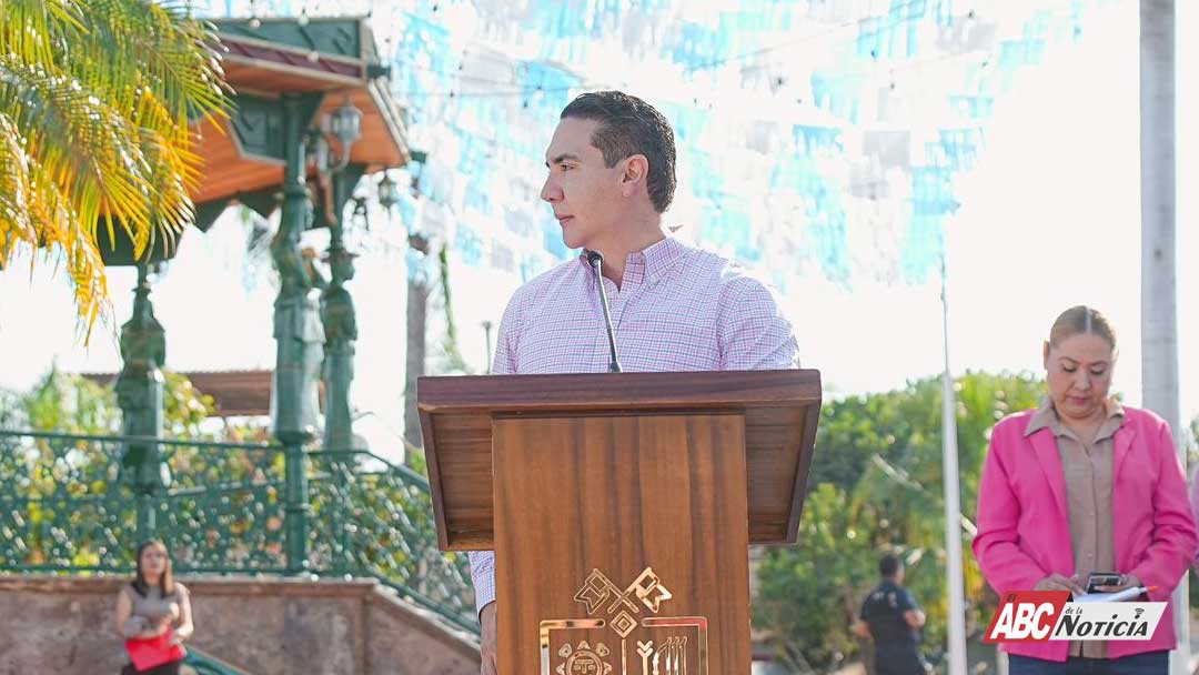 Héctor Santana conmemora el Día de la Bandera con ceremonia cívica