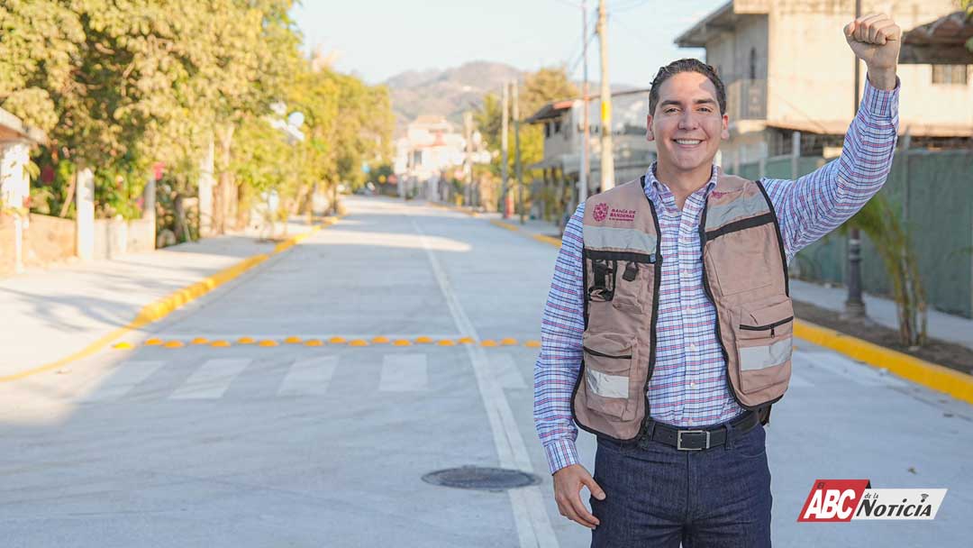 Héctor Santana entregó nueva avenida en Higuera Blanca, anuncia más obra y agua para el poblado