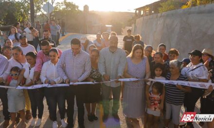Inaugura Héctor Santana la calle Guerrero en El Colomo