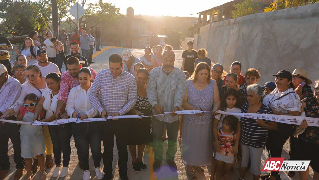 Inaugura Héctor Santana la calle Guerrero en El Colomo