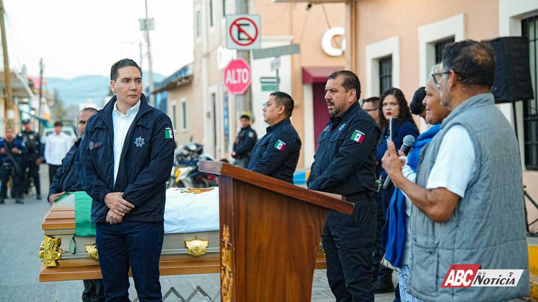 Héctor Santana rinde último pase de lista al policía tercero Marco Antonio Sedano Marcial