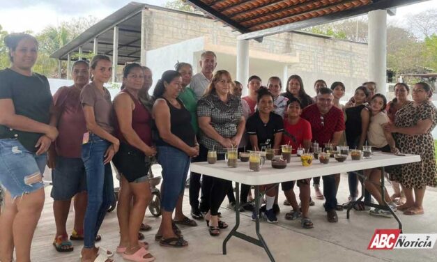 Realizan curso de elaboración de velas en San Juan Papachula