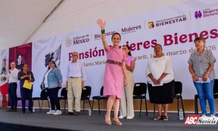 Claudia Sheinbaum y Miguel Ángel Navarro entregan en Santa María del Oro tarjetas de la Pensión Mujeres Bienestar
