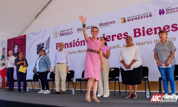 Claudia Sheinbaum y Miguel Ángel Navarro entregan en Santa María del Oro tarjetas de la Pensión Mujeres Bienestar