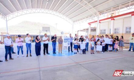 Entregan Miguel Ángel Navarro y Beatriz Estrada domo en primaria Juan Escutia de Compostela