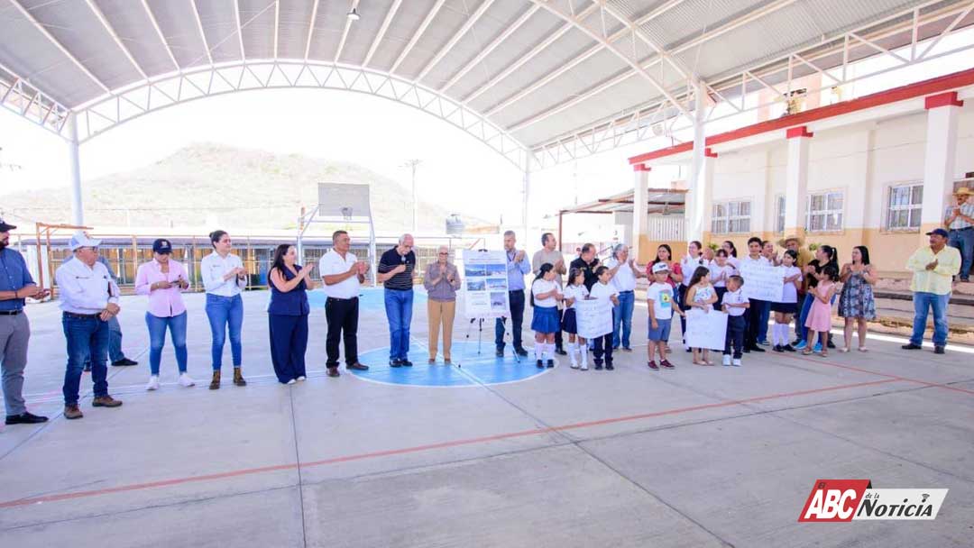 Entregan Miguel Ángel Navarro y Beatriz Estrada domo en primaria Juan Escutia de Compostela