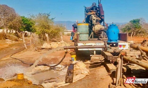 Garantiza Miguel Ángel Navarro abasto de agua en Santiago de Pochotitán