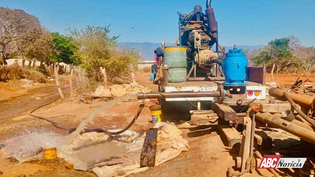 Garantiza Miguel Ángel Navarro abasto de agua en Santiago de Pochotitán