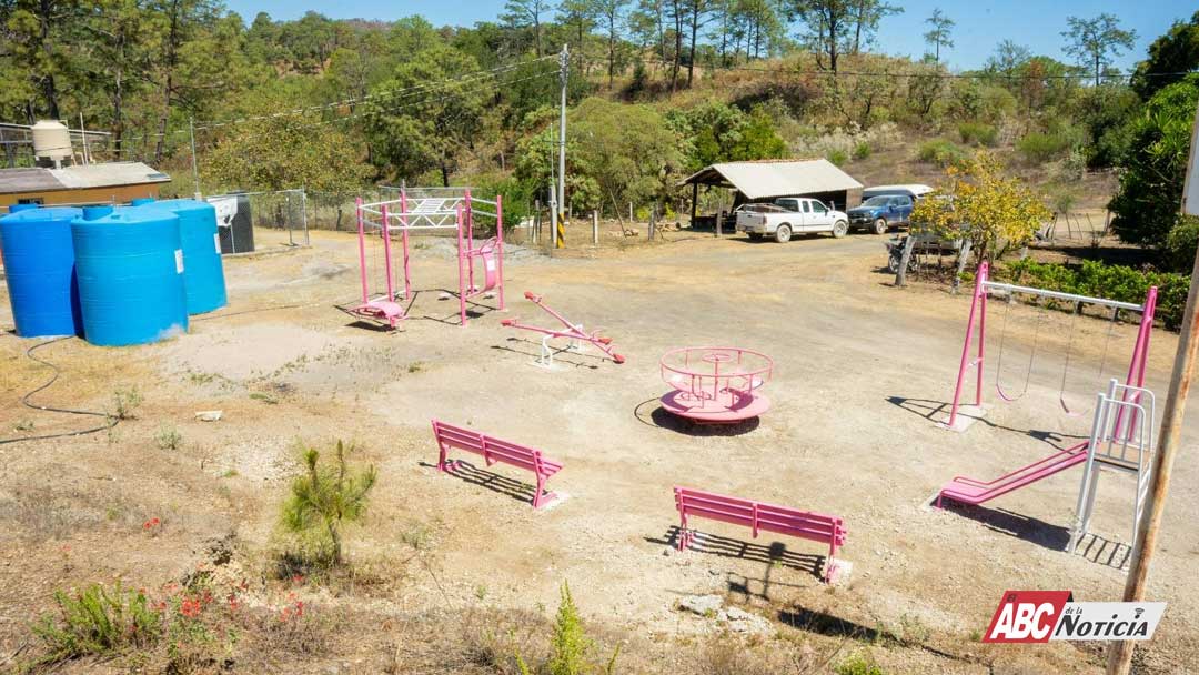 Lleva Beatriz Estrada apoyos que dignifican la vida de familias en El Jaral