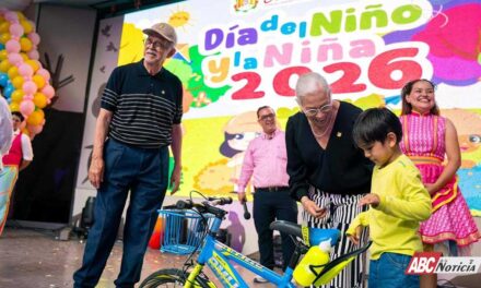 Miguel Ángel Navarro y Beatriz Estrada celebran a la niñez nayarita en el parque La Loma