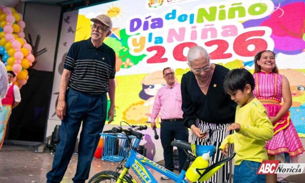 Miguel Ángel Navarro y Beatriz Estrada celebran a la niñez nayarita en el parque La Loma