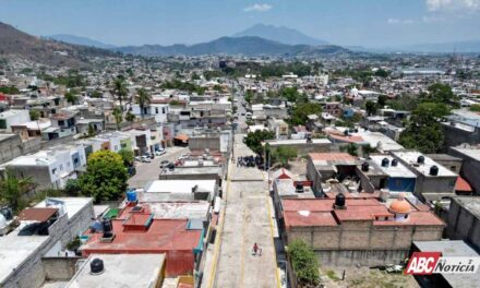 Entregan Miguel Ángel Navarro y Beatriz Estrada rehabilitación de calle en Tepic