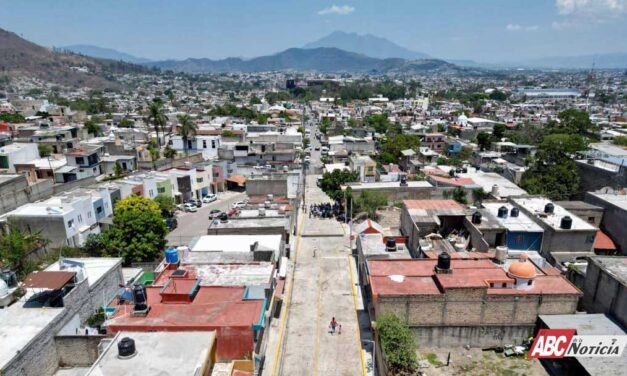 Entregan Miguel Ángel Navarro y Beatriz Estrada rehabilitación de calle en Tepic