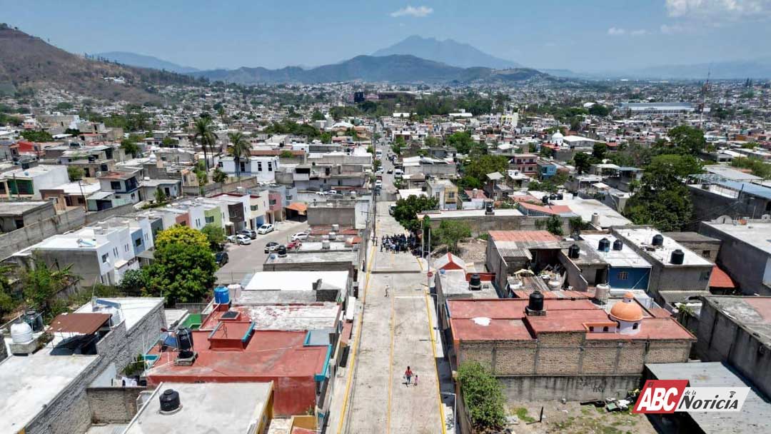 Entregan Miguel Ángel Navarro y Beatriz Estrada rehabilitación de calle en Tepic