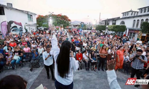 Geraldine Ponce escucha de frente a vecinas y vecinos de la colonia Indeco