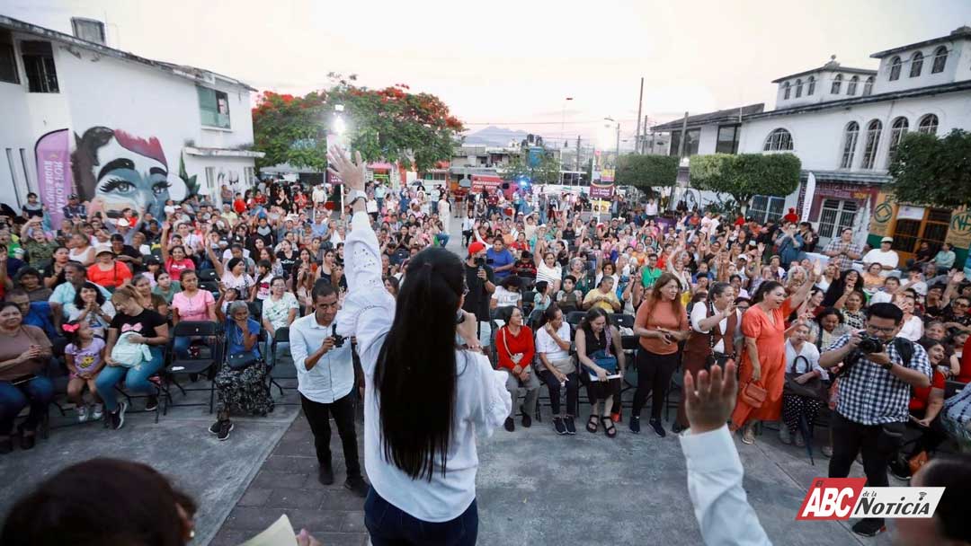 Geraldine Ponce escucha de frente a vecinas y vecinos de la colonia Indeco