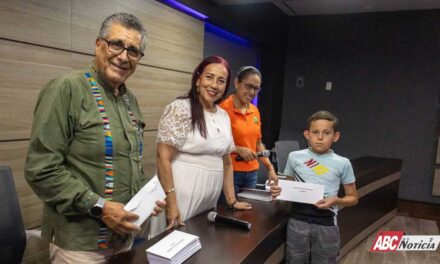 Gobierno de Xalisco entrega becas académicas a hijas e hijos de trabajadores sindicalizados