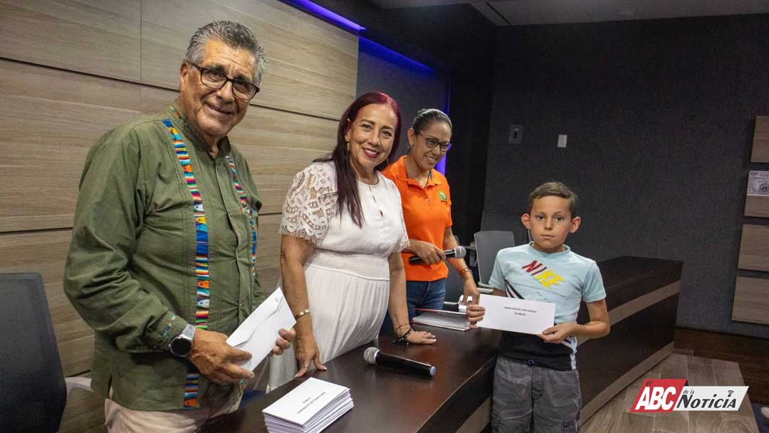 Gobierno de Xalisco entrega becas académicas a hijas e hijos de trabajadores sindicalizados