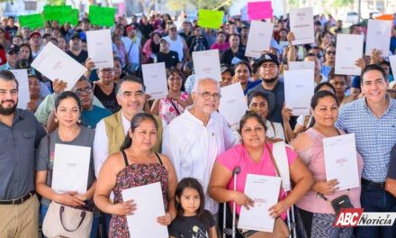 Miguel Ángel Navarro brinda certeza jurídica a familias de Bahía de Banderas