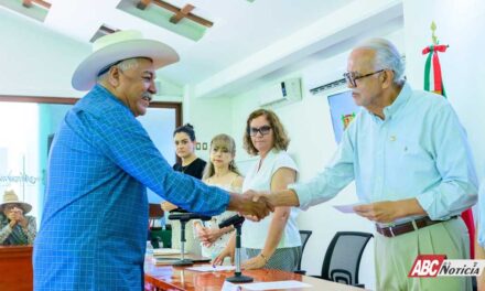 Miguel Ángel Navarro entrega apoyos a productores de frijol de Tuxpan