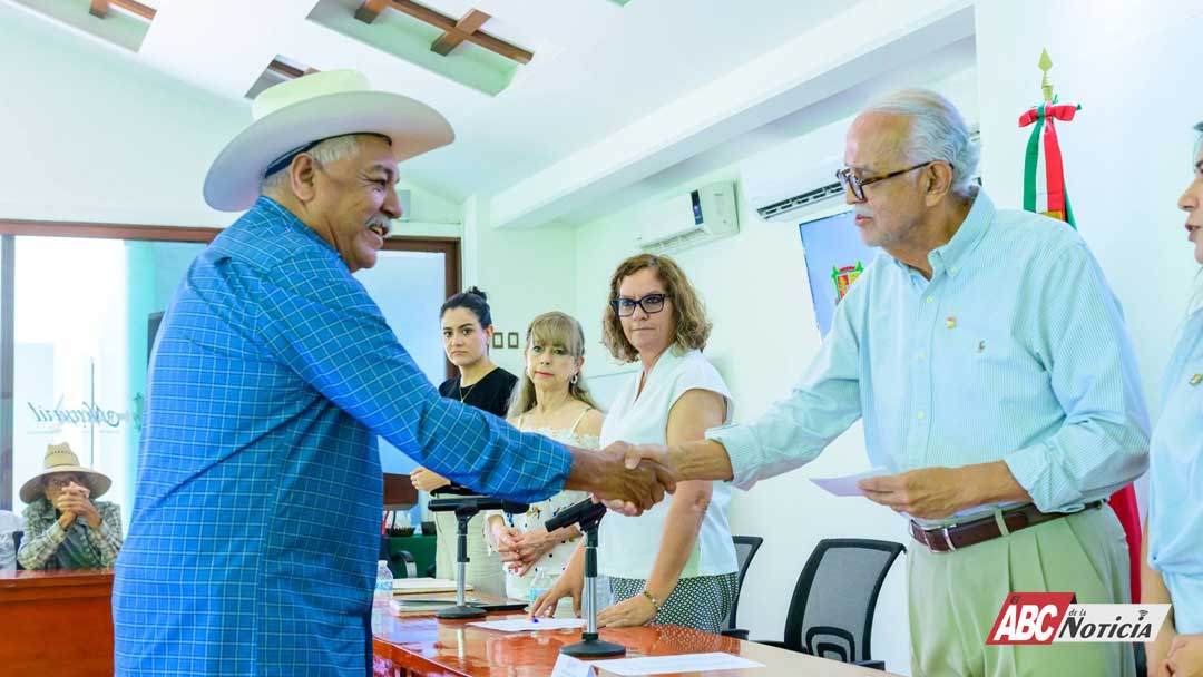 Miguel Ángel Navarro entrega apoyos a productores de frijol de Tuxpan