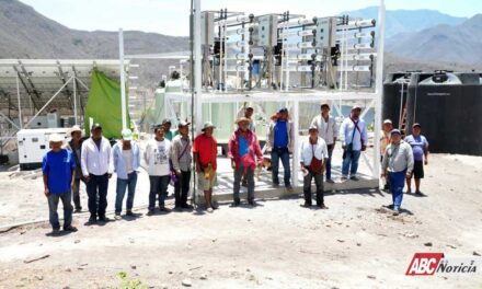 Miguel Ángel Navarro lleva agua purificada a Potrero de la Palmita, en Del Nayar