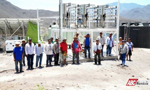 Miguel Ángel Navarro lleva agua purificada a Potrero de la Palmita, en Del Nayar