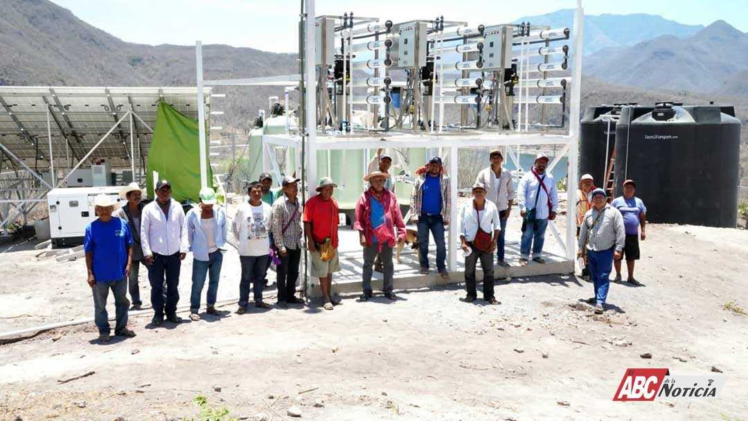 Miguel Ángel Navarro lleva agua purificada a Potrero de la Palmita, en Del Nayar