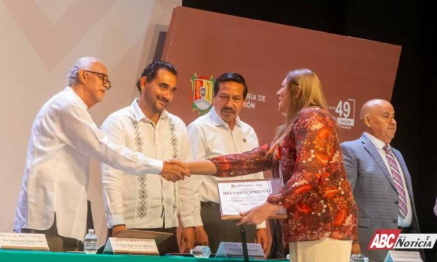 Miguel Ángel Navarro reconoce la trayectoria y compromiso del magisterio nayarita