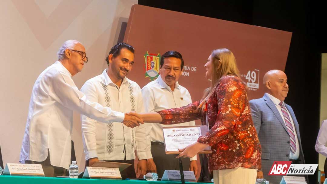 Miguel Ángel Navarro reconoce la trayectoria y compromiso del magisterio nayarita
