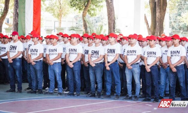 Miles de jóvenes refrendan su compromiso con México en histórica ceremonia militar