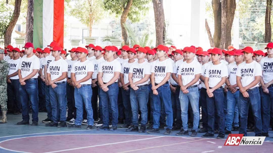 Miles de jóvenes refrendan su compromiso con México en histórica ceremonia militar