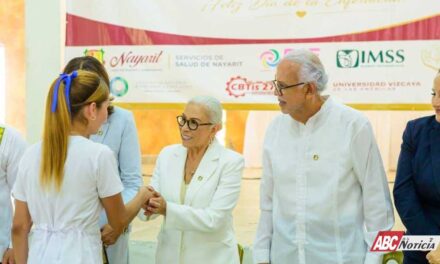 Miguel Ángel Navarro y Beatriz Estrada reconocen la vocación y entrega del personal de enfermería en Nayarit