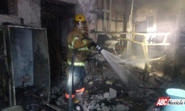 Sofocan Bomberos Estatales incendio de local en Tecuala