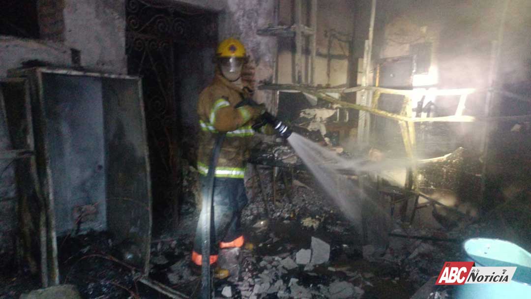 Sofocan Bomberos Estatales incendio de local en Tecuala