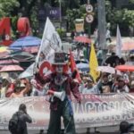 Continúan bloqueos y movilizaciones de la CNTE; persisten negociaciones entre magisterio y gobierno