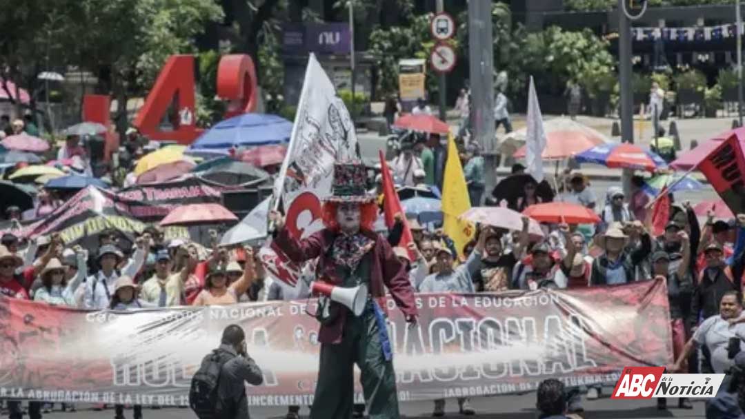 Continúan bloqueos y movilizaciones de la CNTE; persisten negociaciones entre magisterio y gobierno