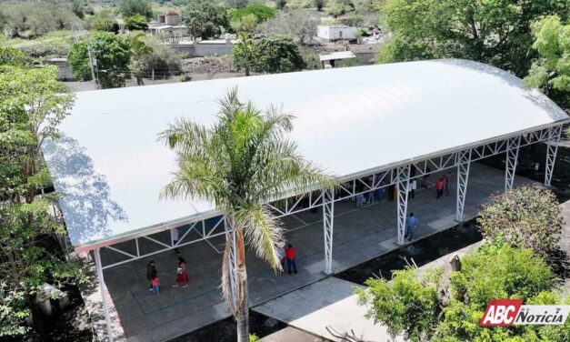 Miguel Ángel Navarro y Beatriz Estrada fortalecen la educación con escuelas más dignas y seguras en Ahuacatlán