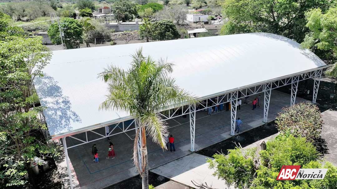 Miguel Ángel Navarro y Beatriz Estrada fortalecen la educación con escuelas más dignas y seguras en Ahuacatlán